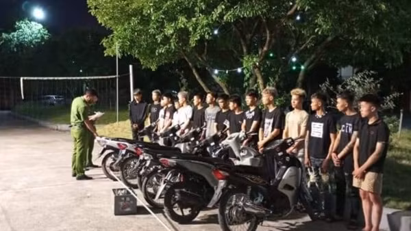 Tạm giữ nhóm thanh thiếu niên mang theo dao, tuýp sắt chém người trên đường
