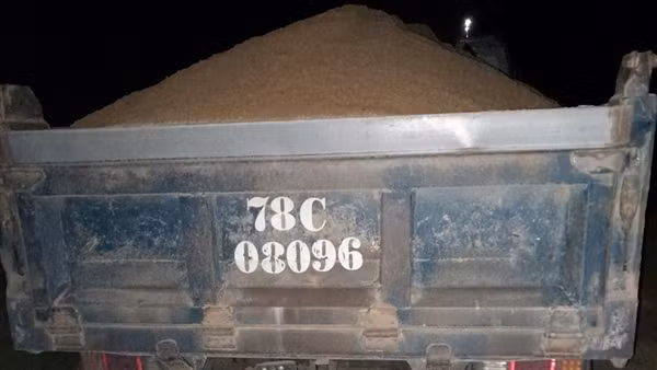 Tạm giữ 1 xe múc và 4 xe trung tải khai thác cát lậu trong đêm