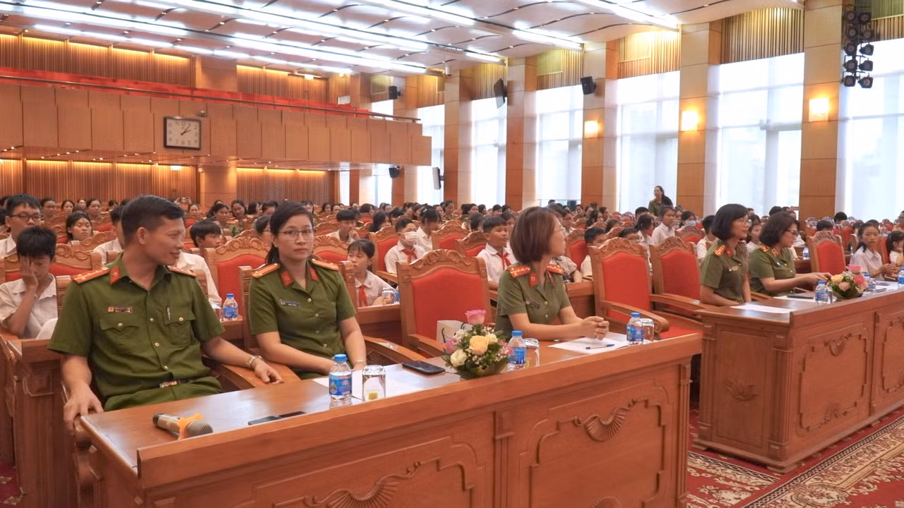 Phòng tránh xâm hại tình dục trẻ em, ma túy học đường cho các bạn nhỏ chương trình “Mẹ đỡ đầu” trong CAND. -0