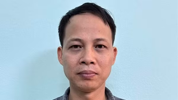 Cần tiền trả nợ, một chuyên viên cao cấp của ngân hàng lừa đảo