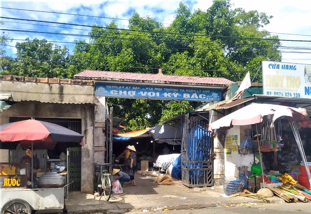 Lập 2 điểm tiếp nhận thông tin nghi vấn vỡ hụi của tiểu thương chợ Voi -0