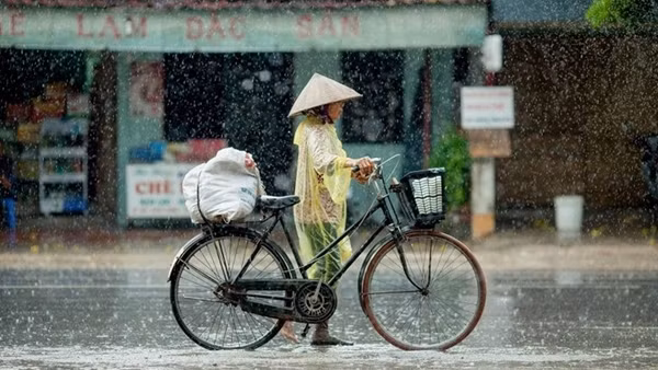 Nền nhiệt giảm nhẹ, miền Bắc mưa to nhiều nơi, Trung Bộ vẫn nắng nóng