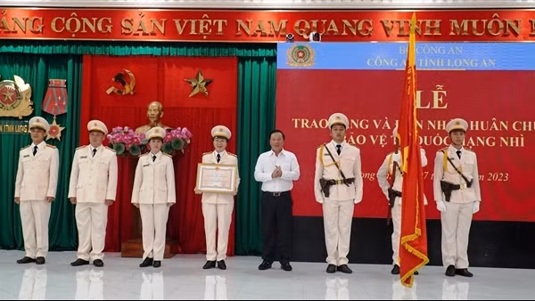 Phòng Tham mưu - Công an tỉnh Long An đón nhận Huân chương BVTQ hạng Nhì