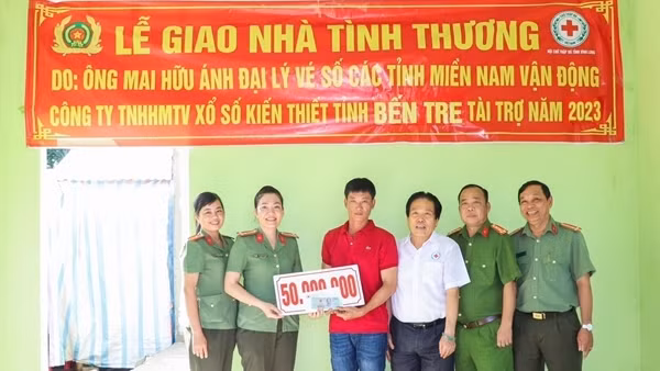 Hội Phụ nữ Công an tỉnh Vĩnh Long bàn giao nhà tình thương