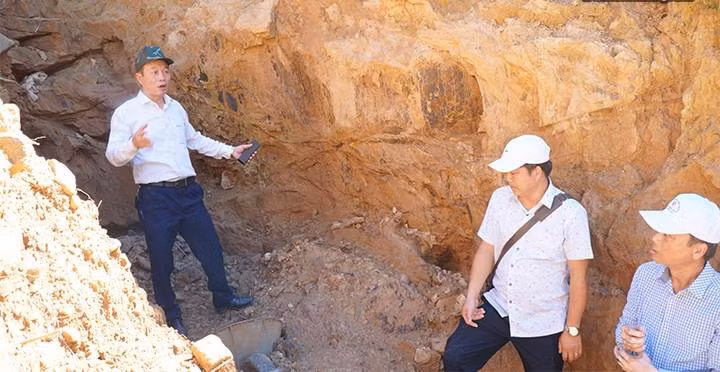 Làm rõ nguyên nhân sông Đakrông xuất hiện màu đỏ đục -0