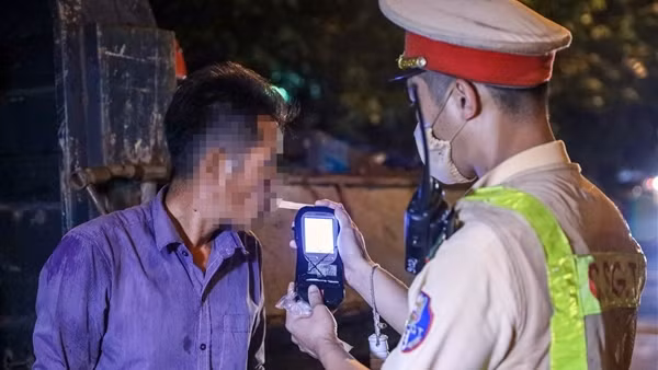 “Ma men” lái xe hết hạn đăng kiểm 6 tháng gặp chốt CSGT