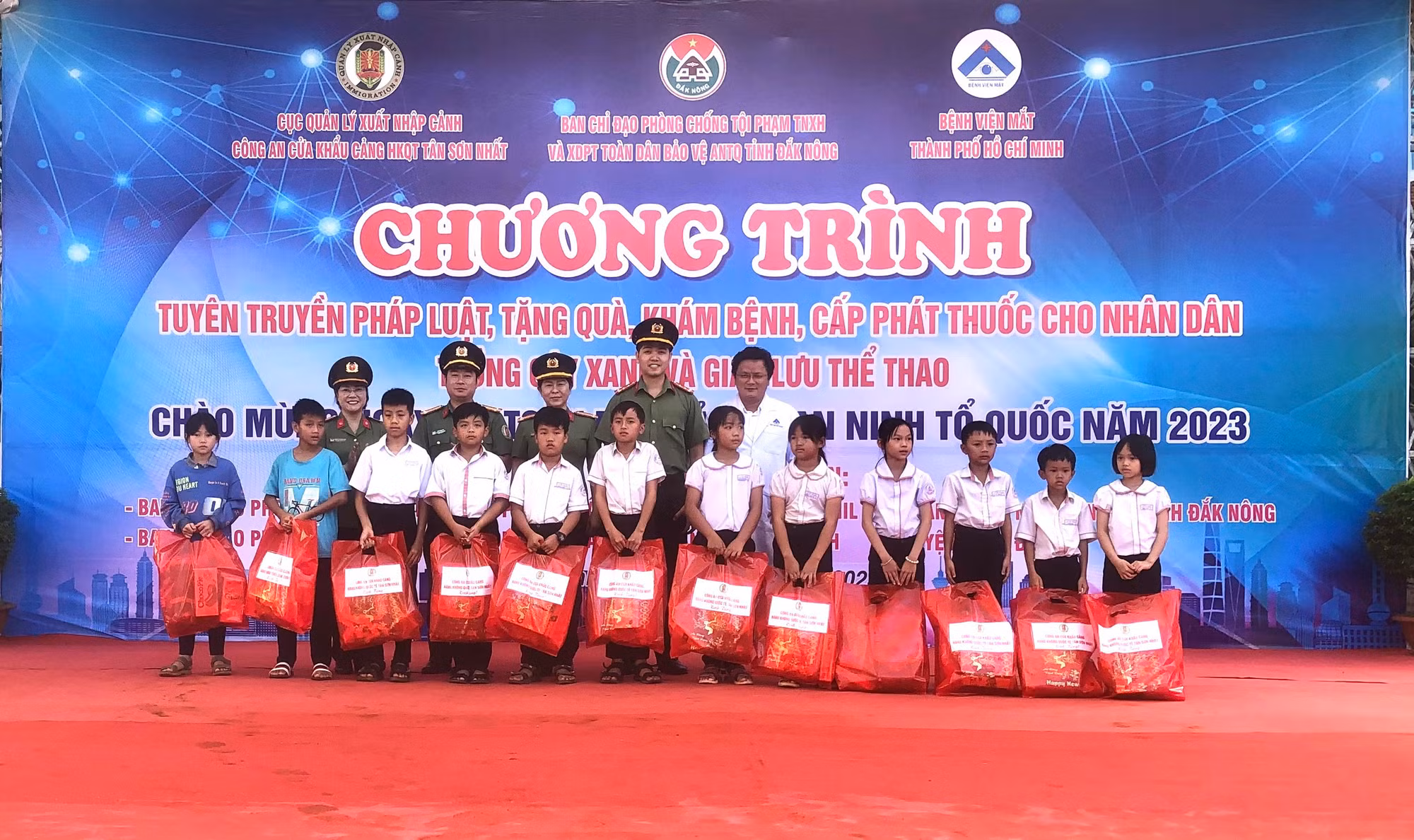 Những tấm lòng sẻ chia đến với người dân Đắk Mil, Đắk Nông -0
