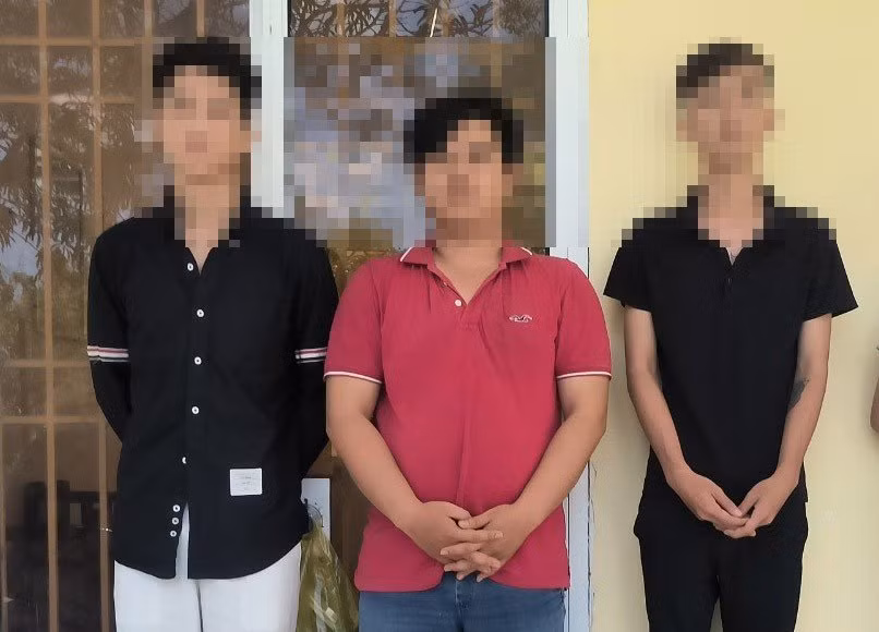 Bắt giữ nhóm đối tượng bán các cô gái trẻ sang Campuchia để phục vụ trong&nbsp;quán karaoke, tiệm massage -0