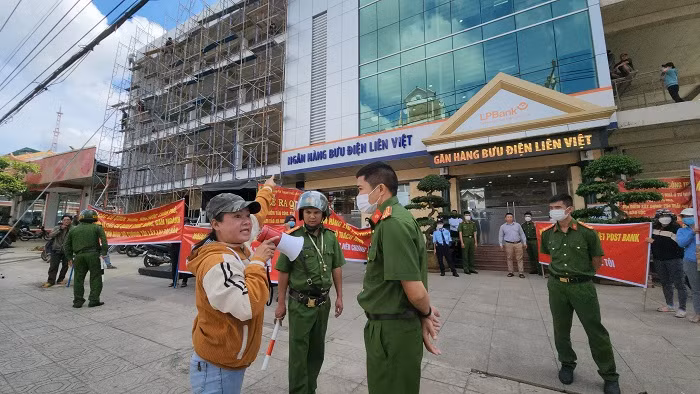 Nhiều người “sập bẫy” lừa đảo của nhân viên ngân hàng -0