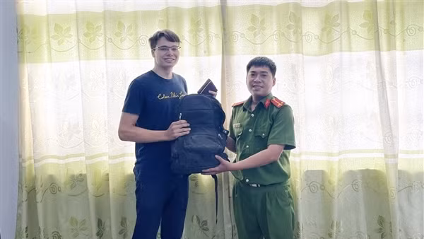 Thanh niên người Pháp gửi thư cảm ơn Công an đã tìm được tài sản bị thất lạc