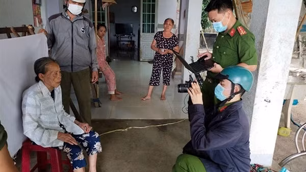 Công an vùng biên cấp CCCD cho Việt kiều Campuchia hồi hương