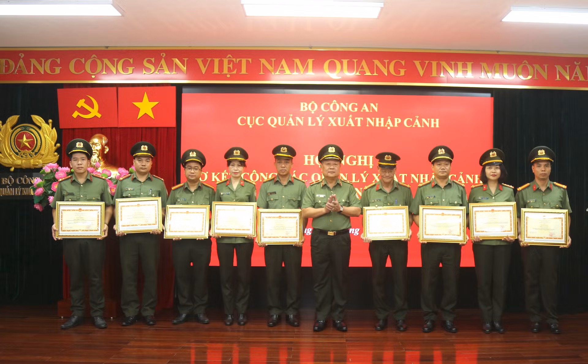 Nâng cao ứng dụng khoa học công nghệ trong công tác quản lý xuất nhập cảnh -0