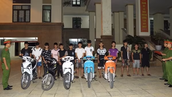 13 thanh thiếu niên đua xe mang dao phóng lợn nghênh ngang diễu phố