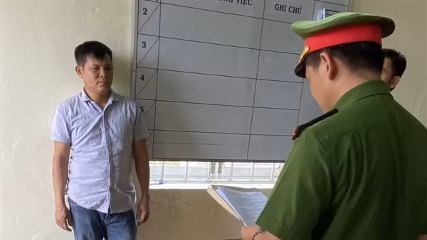 Hai lâm tặc “đua" tốc độ, đẩy gỗ lậu xuống đường khiến cán bộ Công an bị thương nặng