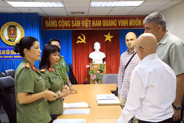 Đại diện Bộ Công an Việt Nam trao đổi với đại diện Bộ Tư pháp Bulgaria trong buổi bàn giao.
