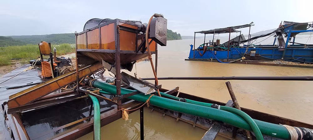 Công an vào cuộc điều tra vụ tàu công suất lớn hút trộm cát vùng giáp ranh -0