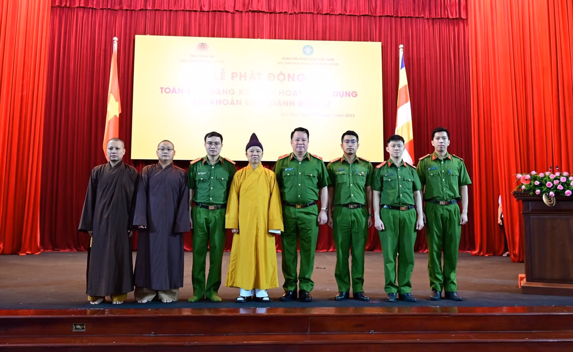 Tăng ni sinh Học viện Phật giáo Hà Nội tham gia kích hoạt tài khoản định danh điện tử VneID -0