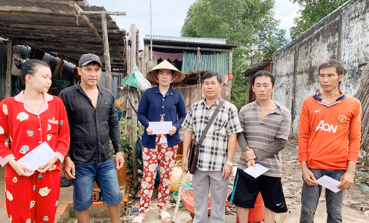 Sạt lở lúc rạng sáng, 4 căn nhà ở Cà Mau trôi sông -0