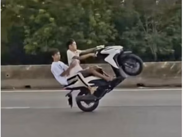 Triệu tập nhóm thanh niên bốc đầu xe máy trên quốc lộ -0