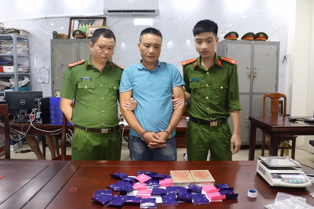 Bắt đối tượng mua bán 2 bánh heroin, 6.000 viên ma tuý tổng hợp -0