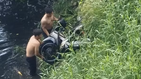 Phát hiện chiếc xe tay ga nằm bất thường dưới kênh nước đen