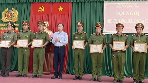 Khen thưởng Công an huyện Phong Điền làm rõ vụ xúc phạm Quốc kỳ