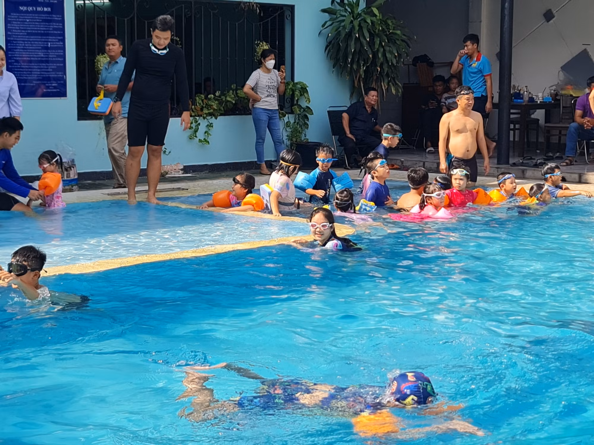 Tập huấn bơi và kỹ năng cứu nạn cho 221 con em cán bộ chiến sĩ -0