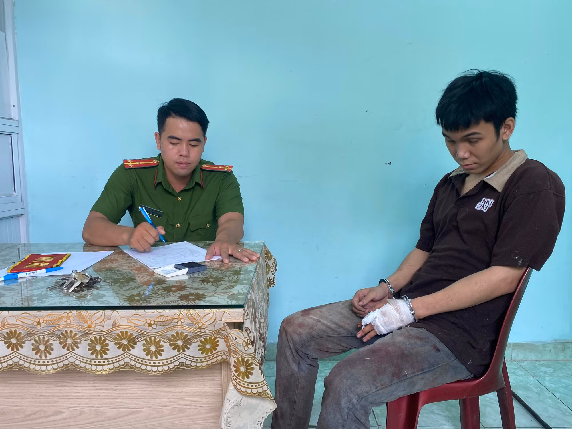 Bị truy đuổi, tên cướp bơi qua sông lẩn trốn nhưng không thoát khỏi tay 2 phụ hồ -0