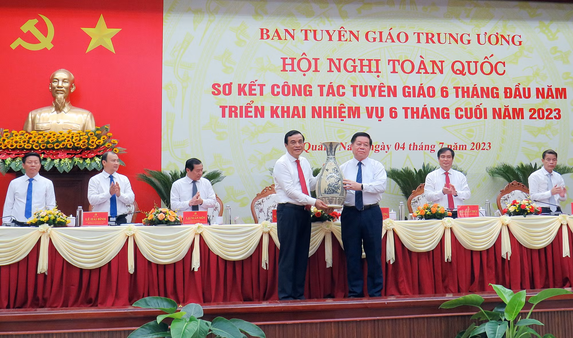 Tăng cường đấu tranh phản bác các quan điểm sai trái, thù địch -0