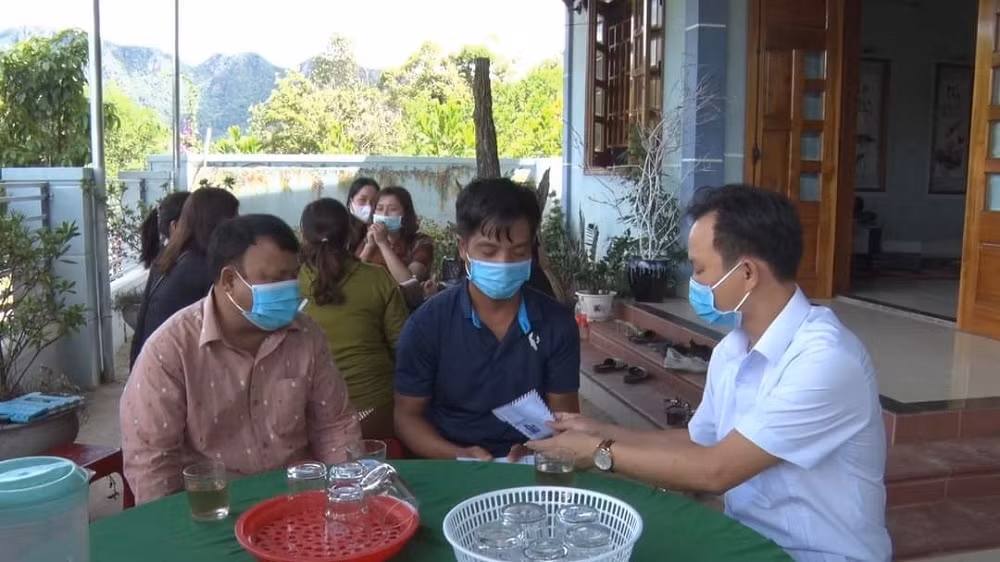 3 cháu bé bị ong vò vẽ đốt, 1 cháu tử vong -0