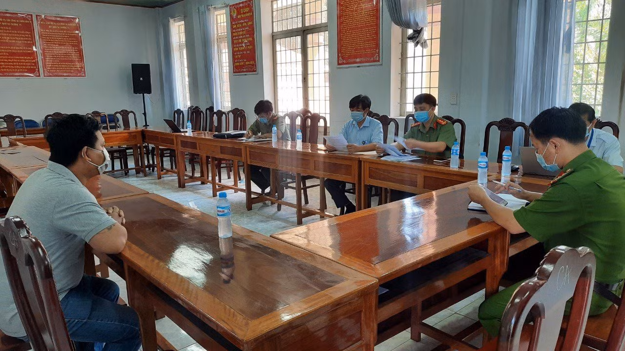 Xúc phạm người thi hành công vụ, 2 người bị phạt 10 triệu đồng -0