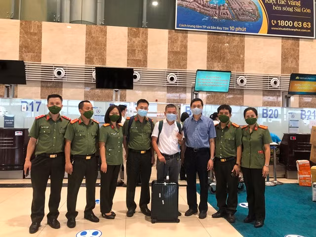 Xúc động chia tay tiễn 46 y, bác sĩ CAND lên đường chi viện TP Hồ Chí Minh chống dịch -0