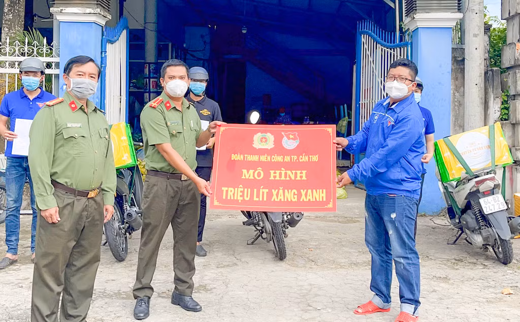 Công an phường&nbsp;giúp dân thu hoạch, thu mua nông sản -0