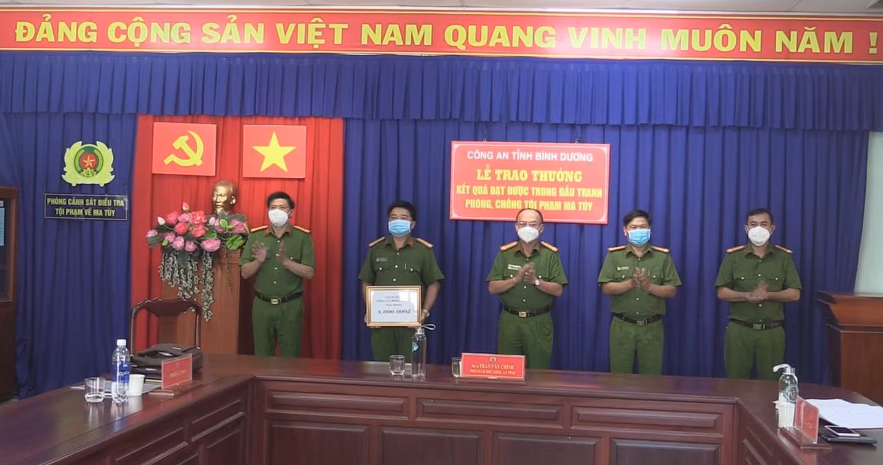 Khen thưởng vụ bắt giữ đối tượng lừa đảo hơn 24 tỷ đồng -0