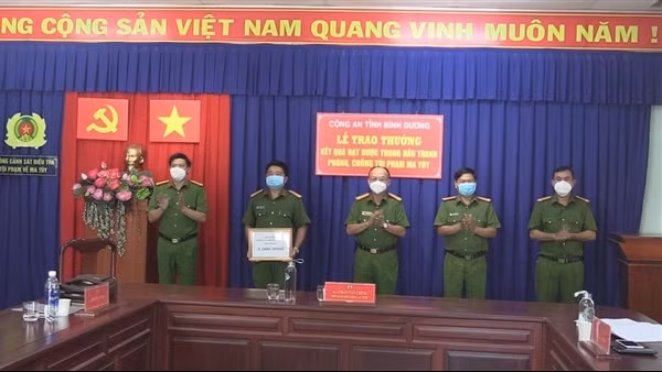 Khen thưởng Ban chuyên án phá đường dây làm giả hơn 20.000 tài liệu ảnh 8
