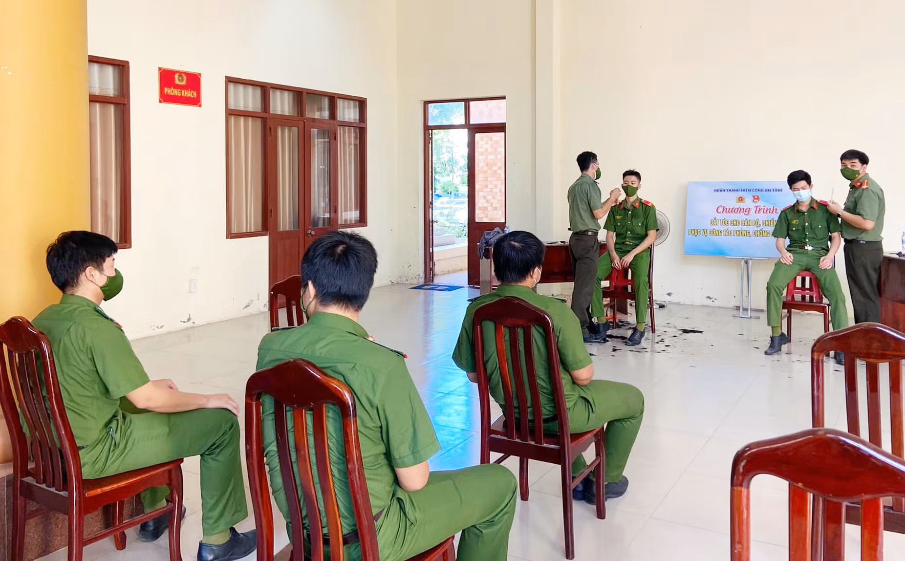 Những “thợ cắt tóc bất đắc dĩ” giúp đồng đội giữ nghiêm Điều lệnh trong lúc dịch bệnh -0