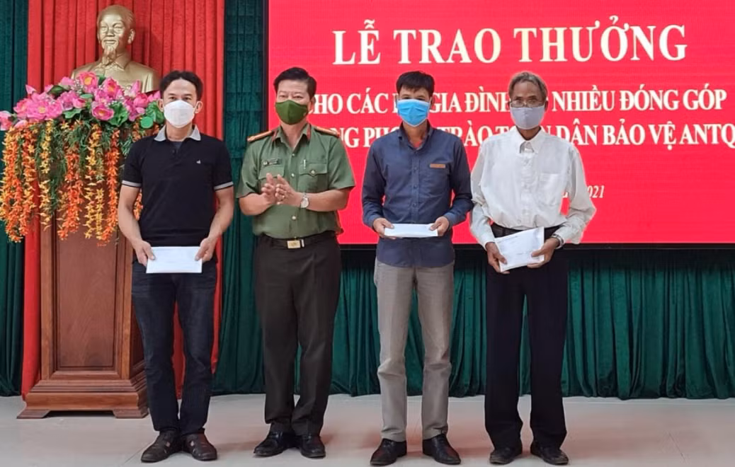 Tặng Bằng khen cho 3 hộ gia đình hiến đất xây trụ sở&nbsp;cho Công an xã -0