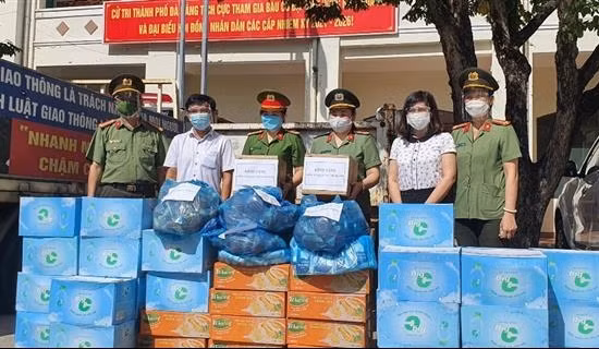 Báo CAND trao hơn 1.000 suất quà hỗ trợ người dân và các chốt kiểm soát dịch ở Đà Nẵng