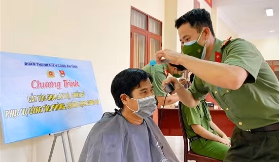 Những “thợ cắt tóc bất đắc dĩ” giúp đồng đội trong mùa dịch