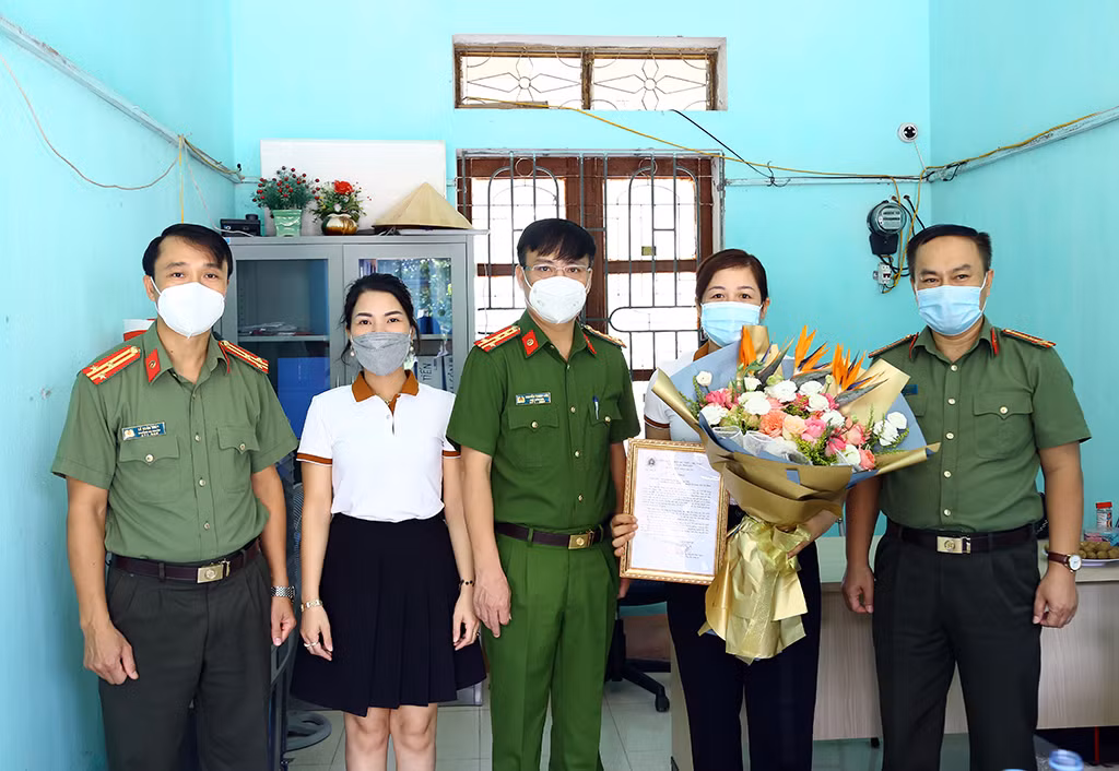 Trao Thư khen của lãnh đạo Bộ Công an cho công dân dũng cảm -0