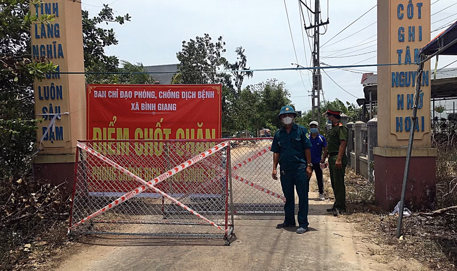 Hai tình nguyện viên trực chốt kiểm soát dịch mắc COVID-19 -0