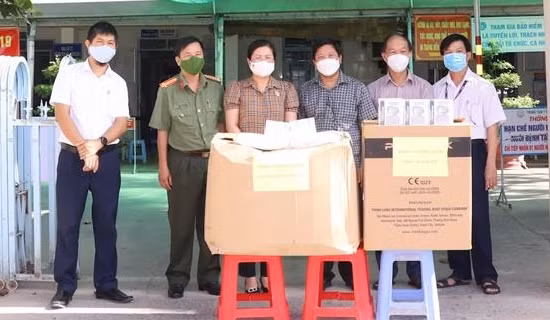 Công an Vĩnh Long bàn giao hai căn nhà nghĩa tình đồng đội ảnh 4