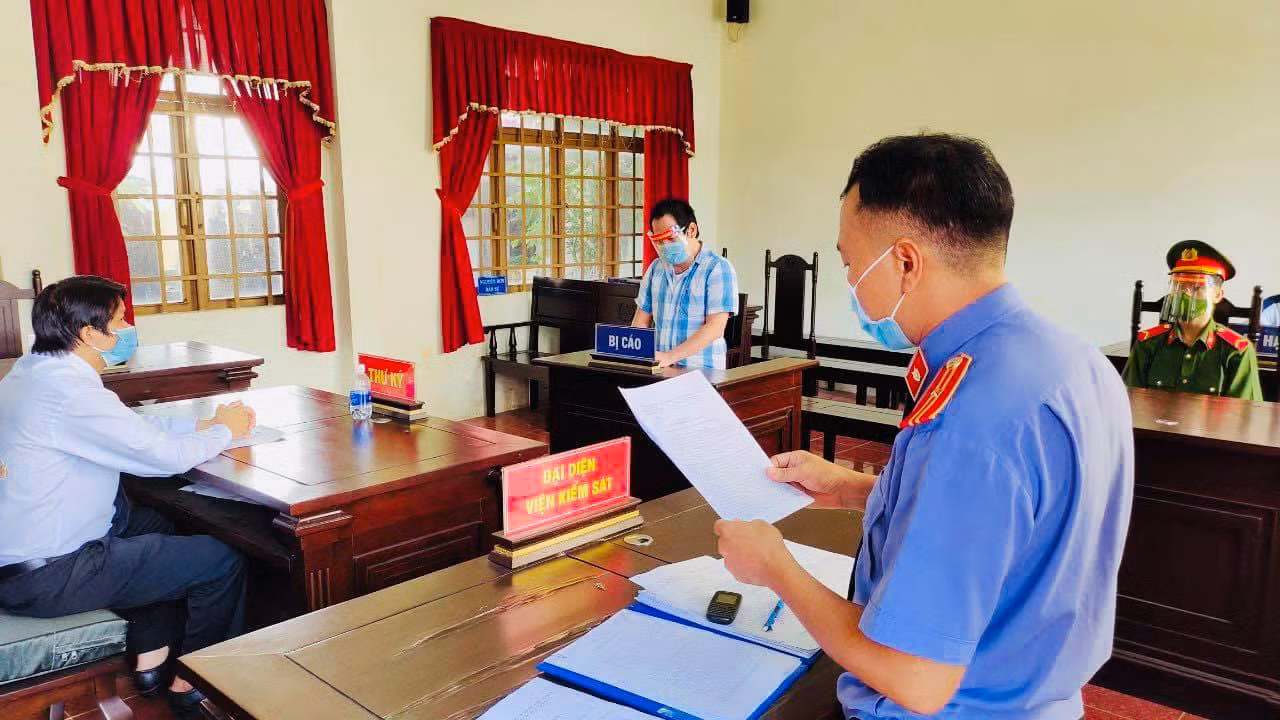 Đánh cán bộ Công an tại chốt kiểm dịch, một đối tượng bị xử phạt 30 tháng tù -0