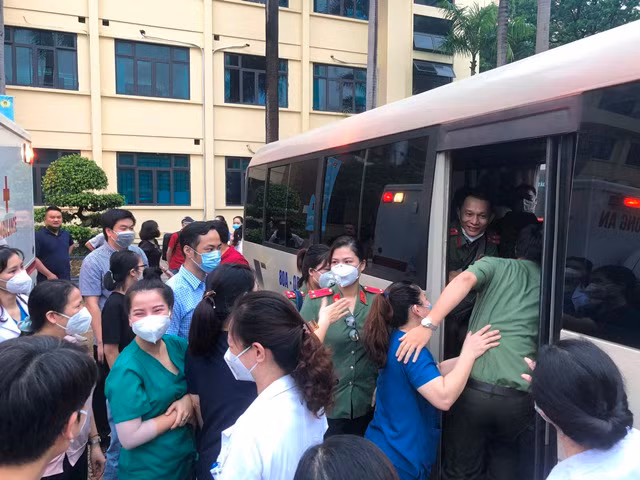 Xúc động chia tay tiễn 46 y, bác sĩ CAND lên đường chi viện TP Hồ Chí Minh chống dịch -0