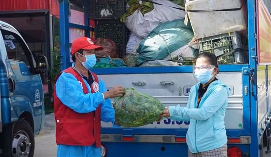 Công an các tỉnh miền Tây hỗ trợ nông dân tiêu thụ trái cây ảnh 4