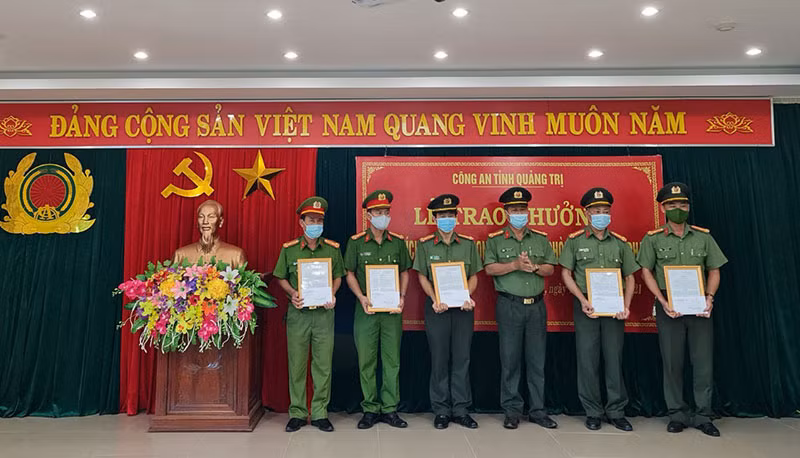 Trao thưởng các đơn vị phá chuyên án đánh bạc hàng trăm tỉ đồng -1