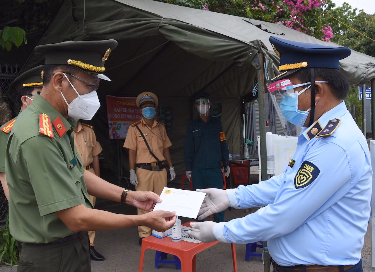 Giám đốc Công an tỉnh&nbsp;Trà Vinh, Tiền Giang thăm hỏi, động viên lực lượng&nbsp;tuyến đầu phòng, chống dịch COVID-19 -0