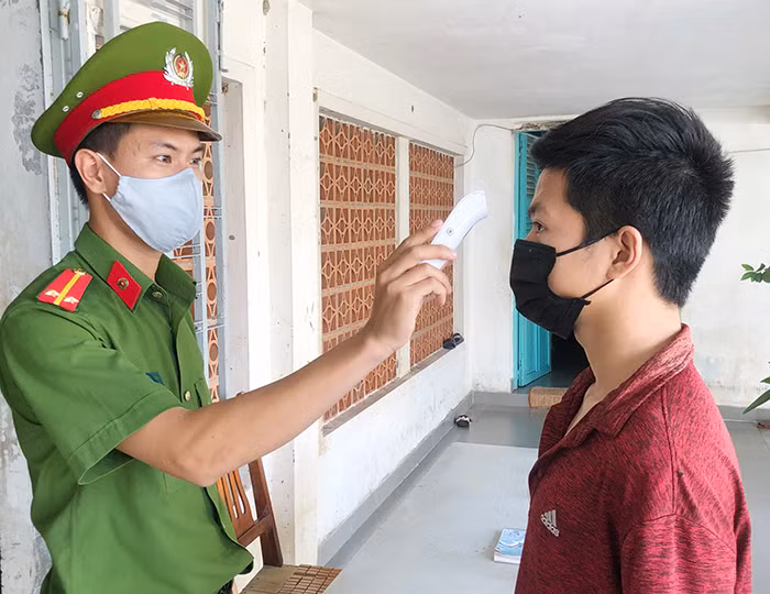 Những người lính nơi tuyến đầu chống dịch -0