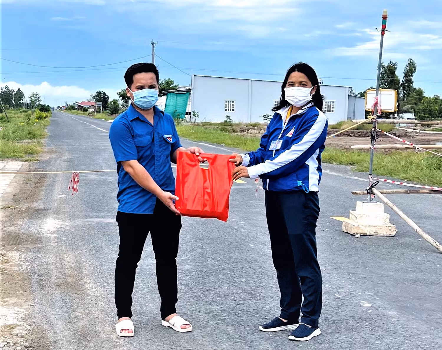 Sinh viên tình nguyện giúp sản phụ vượt cạn thành công tại chốt kiểm dịch ảnh 1 Sinh viên y khoa giúp sản phụ vượt cạn thành công tại chốt kiểm soát -0