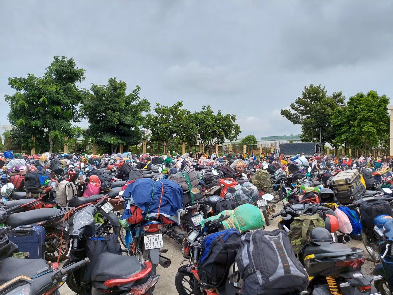 Vận động hàng trăm người dân về quê tự phát trở lại nơi tạm trú -0